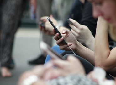 имеют ли право коллекторы звонить родственникам должника в 2026 - фото - 1